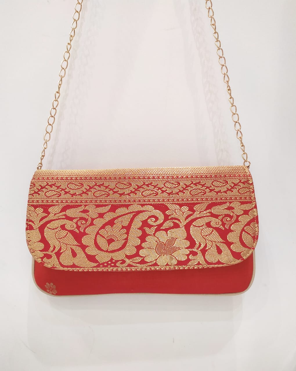 Pure Handloom Paithani Metal Frame Clutch With Peacock Design Alongwith  Metal Sling – Paithani Purses